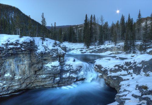 Лунный рассвет в горах Альберты.
