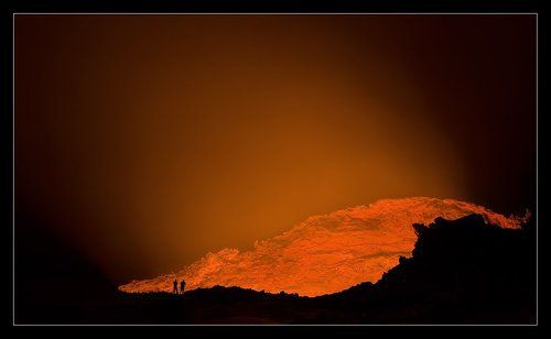 На краю вулканического кратера Эрта Але...