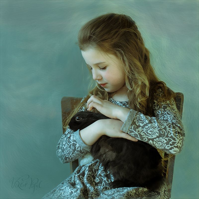Девочка с кроликомphoto preview