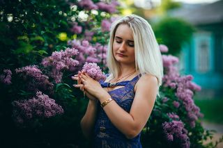 Цветёт на улице сирень