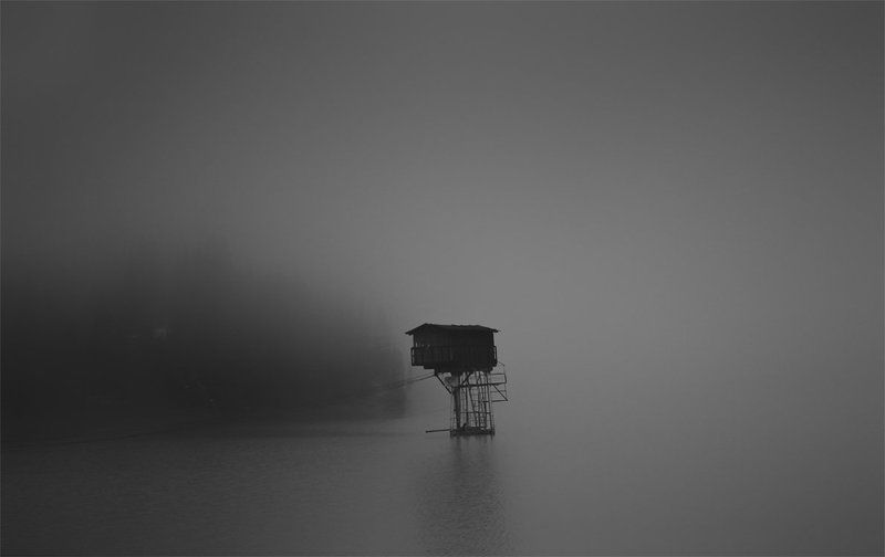 туман,озеро,домик домик над озеромphoto preview
