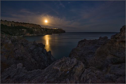 Восход луны. Луна на мыс Фиолент. Луна в Севастополе. Ночное море Фиолент. Восход на Фиоленте.