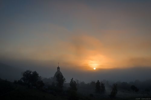 Восход солнца в тумане
