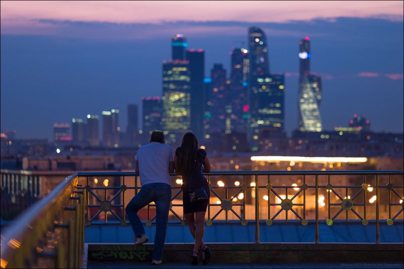 город, Москва, столица, вечер, Сити, высотки, небоскребы, ММДЦ, горизонт, девушка Москва. Вечер на смотровой площадке.photo preview