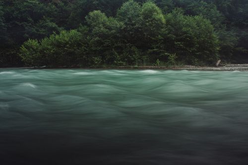 Взволнованная река