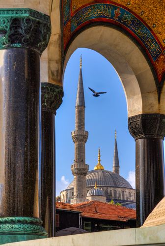 Вид на Голубую мечеть сквозь арки Немецкого фонтана