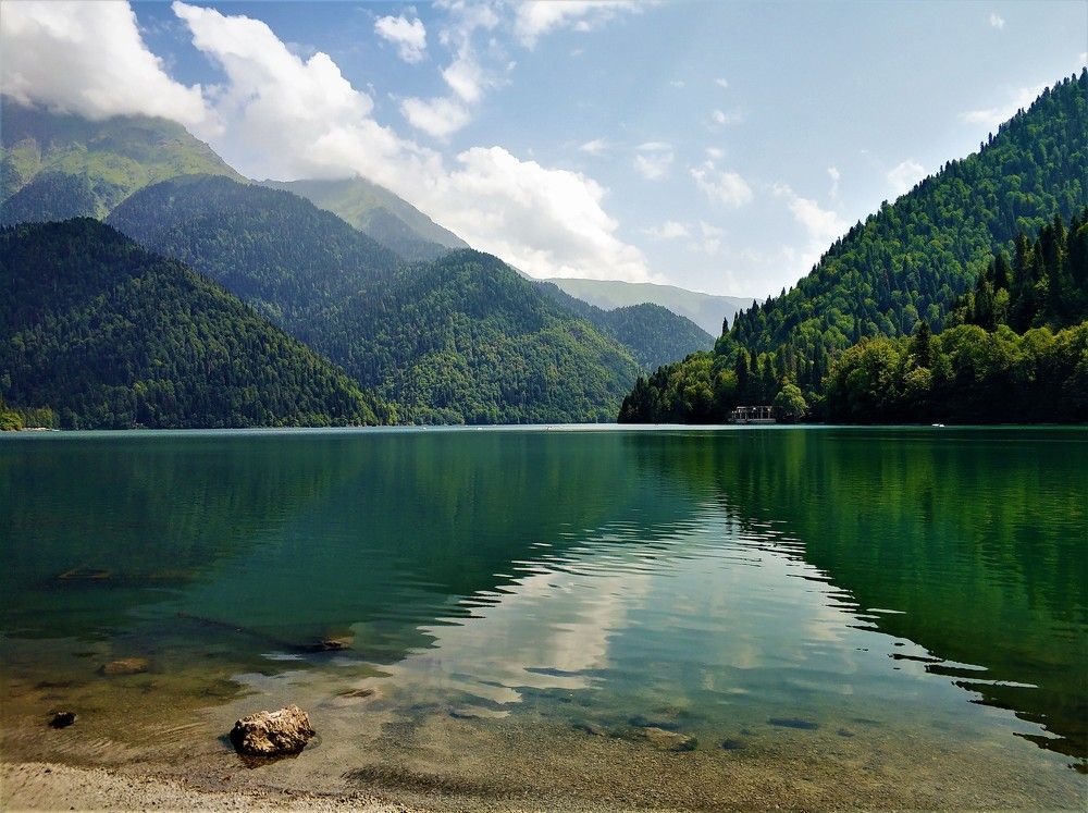 Глубина озера рица. Озеро Рица Абхазия. Рицца Абхазия озеро Рица. Озеро Рица 2023. Рица 2023 Абхазия.