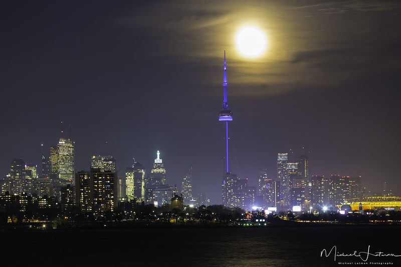 Big moon over Big cityphoto preview