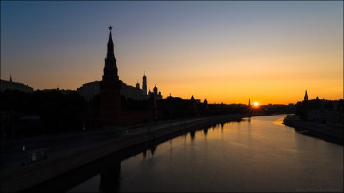 Москва. Рассвет у стен древнего Кремля.