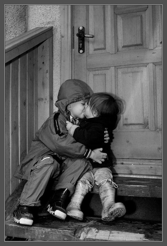 дети любовь поцелуй Детская любовь.photo preview