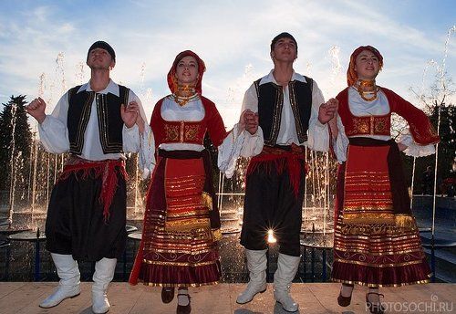 греческий танец в солнечных брызгах