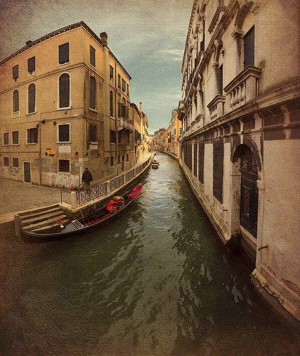 Venezia : canale tipico