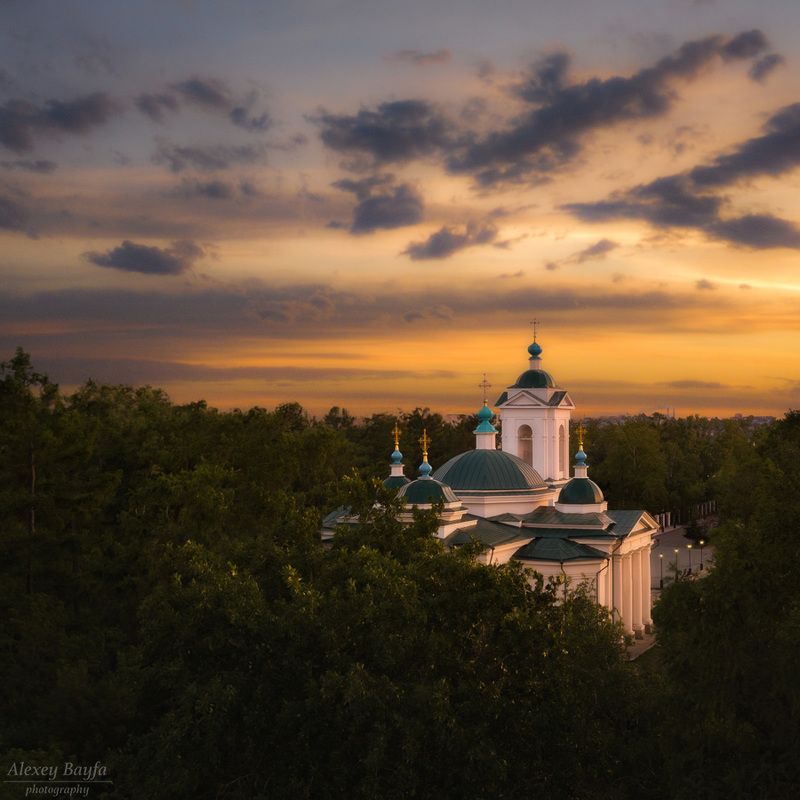 Церковь вечером