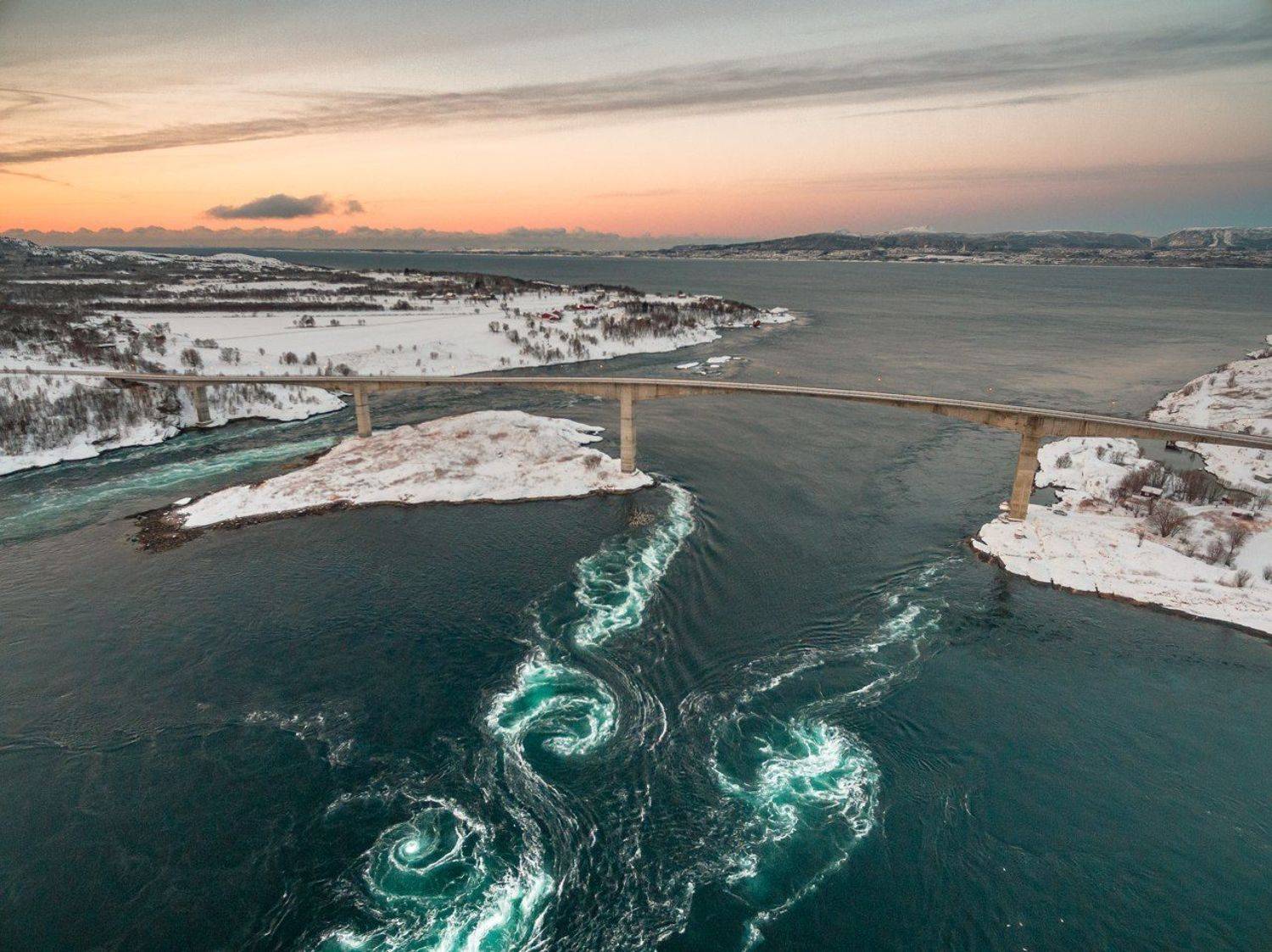 Самый большой пролив атлантического океана. Сальстраумен Норвегия. Норвегия водоворот Сальтстраумен. Течение Сальстраумен Норвегия. Пролив Сальстраумен.