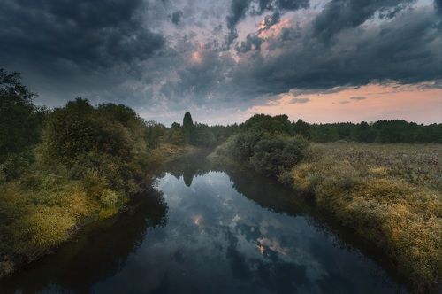 Рассвет на реке Пуя. Архангельская область.