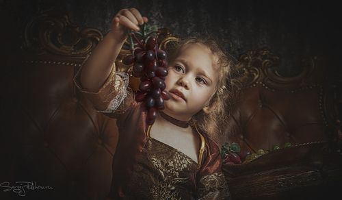Девочка с веткой винограда