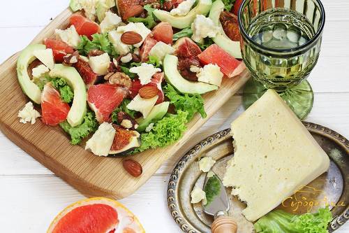 Салат с сыром и белом вином