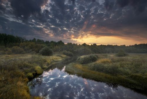 Начало осени. Рассвет на реке Пуя. Архангельская область. 