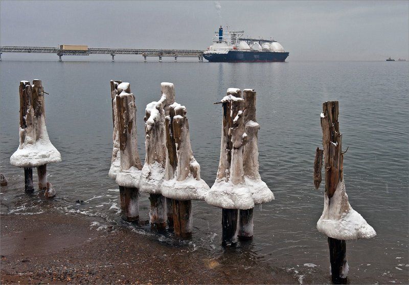 сахалин,  море,  зима,  газпром,  обледенелые Как  провожают  пароходы...photo preview