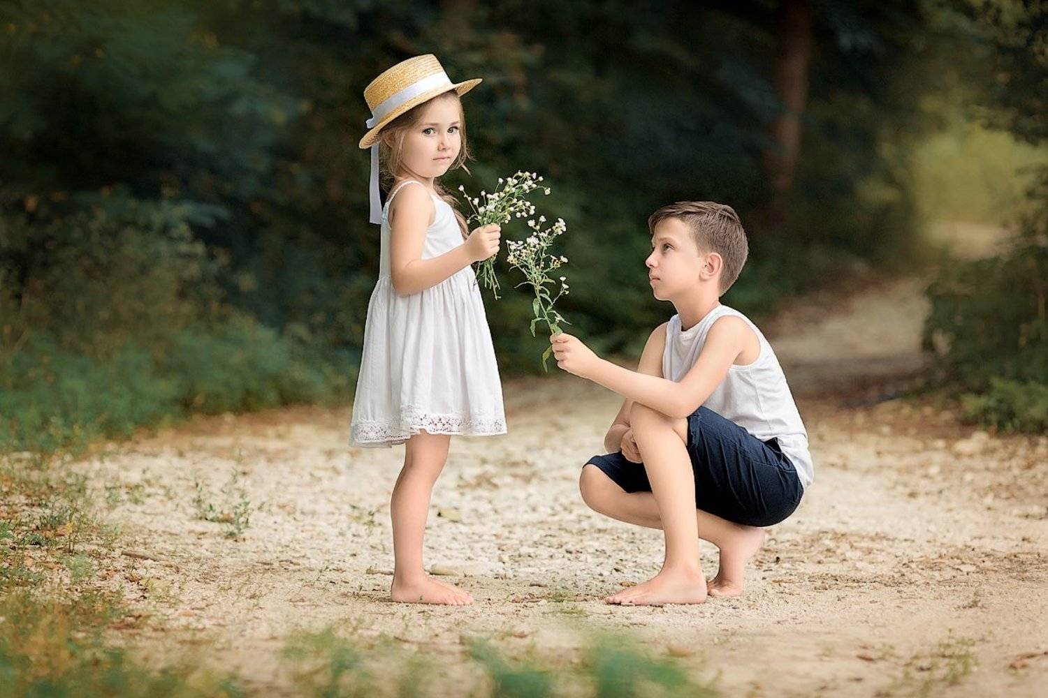 Воспитают младшую сестру. Дети мальчик и девочка. Мальчик и девочка маленькие. Фотосессия для мальчика. Мальчик дарит девочке цветы.