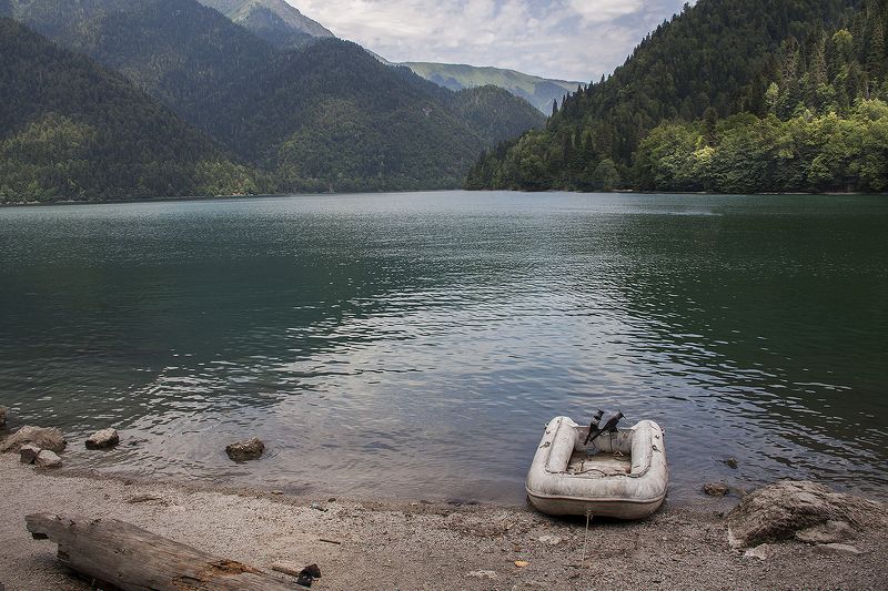 На озере Рицаphoto preview