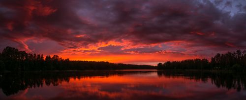Закат на озере возле Ново-Валаамского монастыря