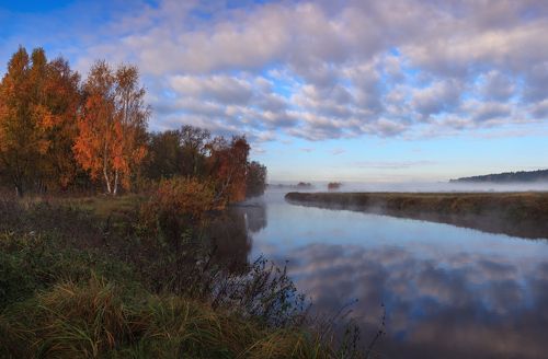 Осенний рассвет у реки