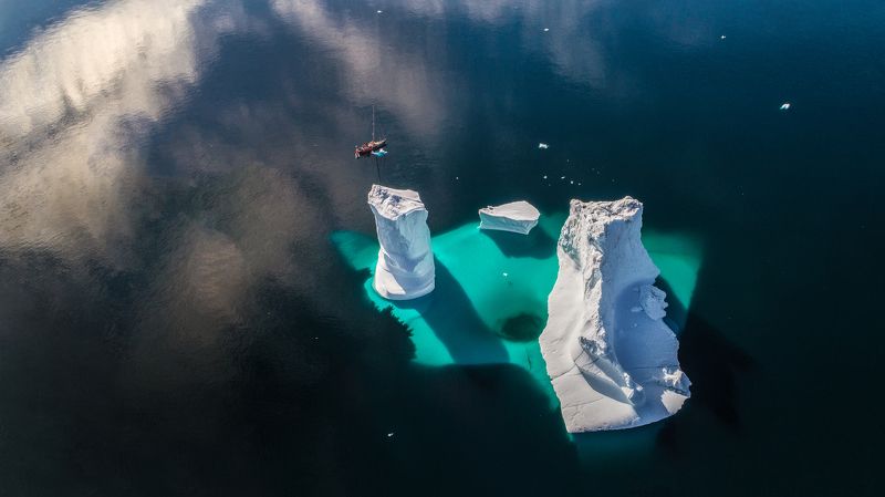 гренландия, айсберг, дрон, яхта, лодка Маленькая лодка и большой айсбергphoto preview