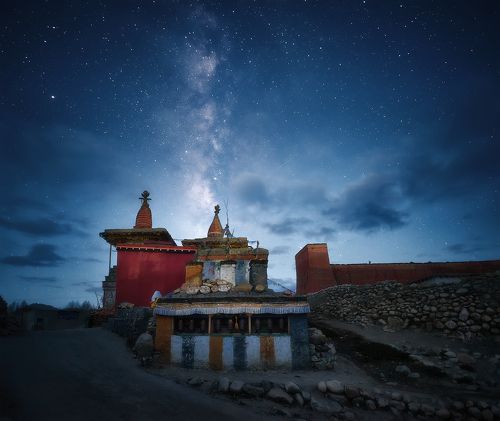 Звездная ночь над деревней Tsarang, Верхний Мустанг. Непал (3600м)