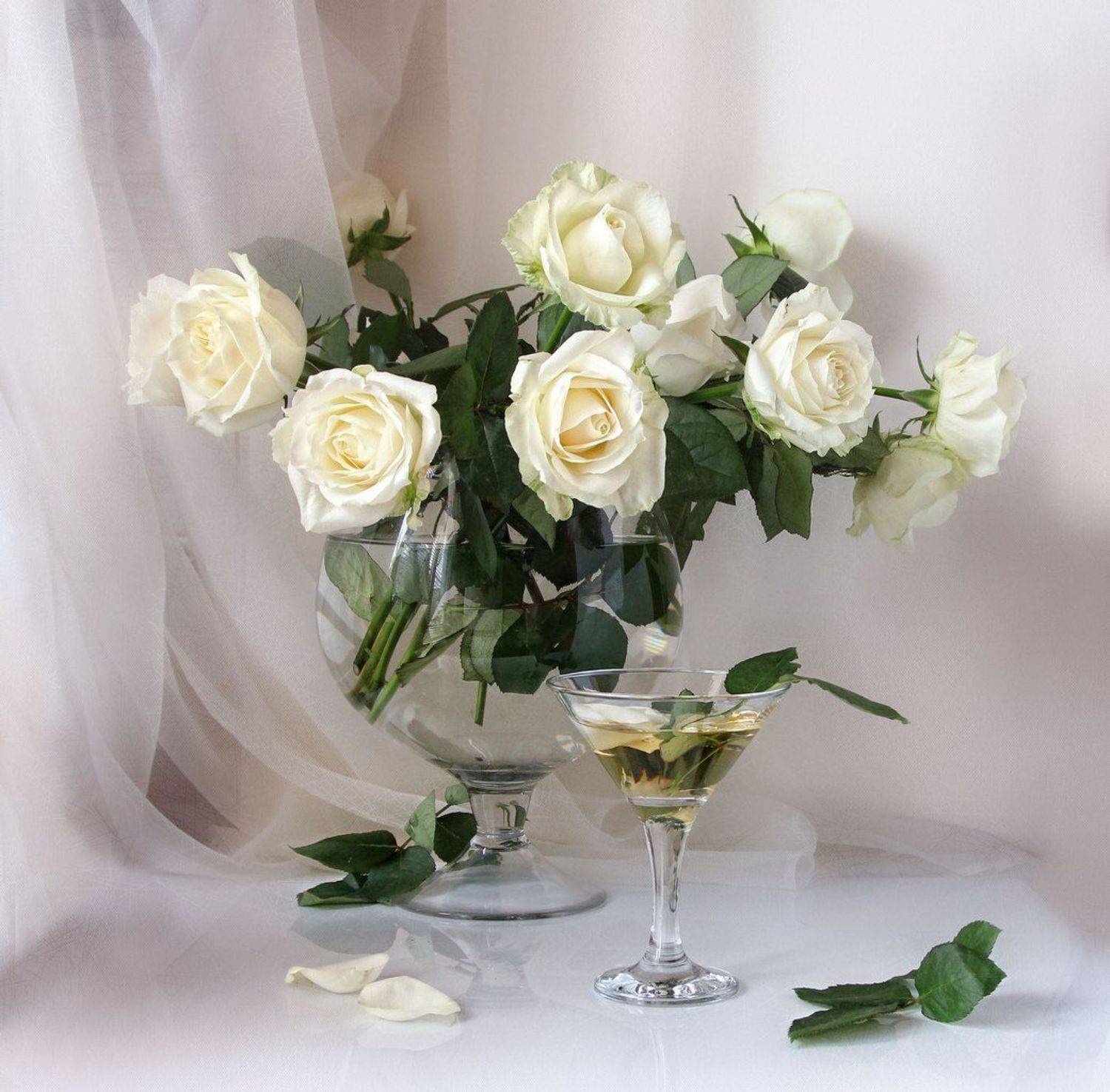 Три розы в вазе. Букеты в вазах. Белые розы в вазе. Красивые букеты в вазах. Белые розы композиция.