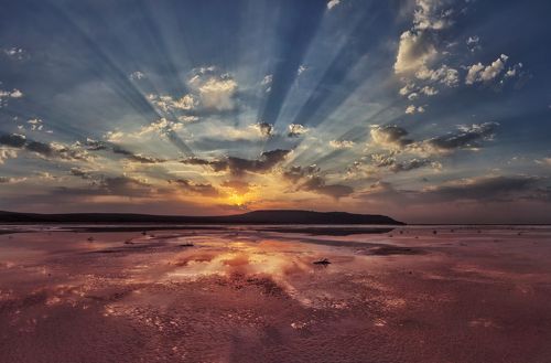 Рассвет на розовом озере