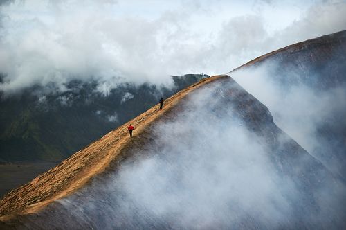 walk along the edge of the crater of the volcano Bromo
