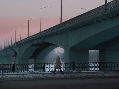 Мост и девушка