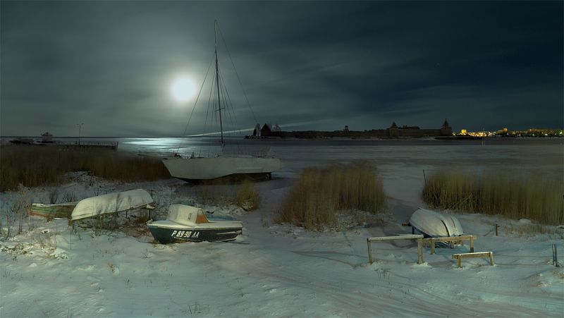 длинная выдержка, световая кисть, зима, ночь, луна, полнолуние, река, берег, лодка, панорама, нева, крепость, орешек ~134~photo preview