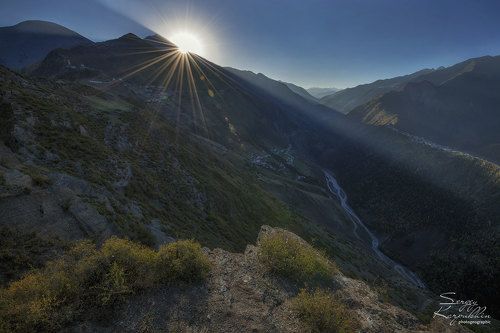 Встреча солнца на окраине горного селения в Дагестане.
