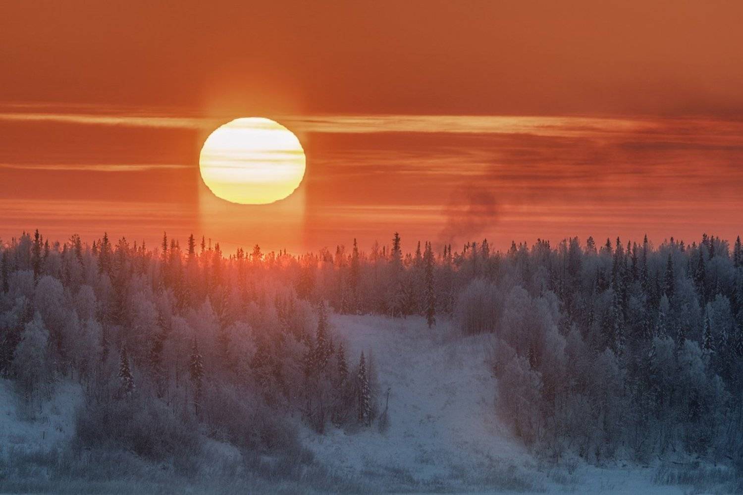 В морозные дни солнце восходит в тяжелом. Северное солнце. Солнце севера. Закат на севере. Зимнее солнце.