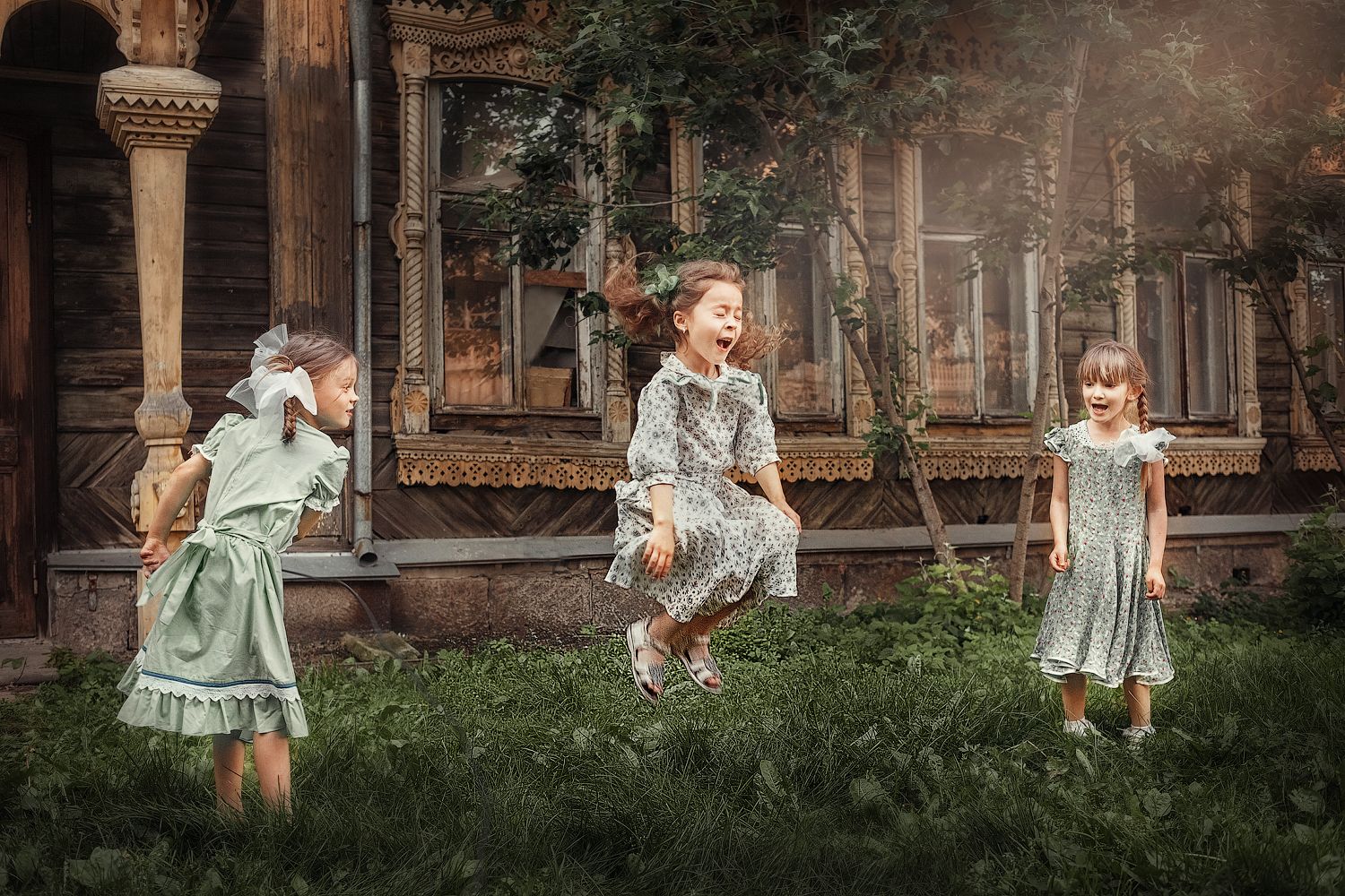 Бабушка трех сестер. Девочка в деревне. Детская фотосессия в деревне. Две девочки в деревне. Съемка детей в деревне.