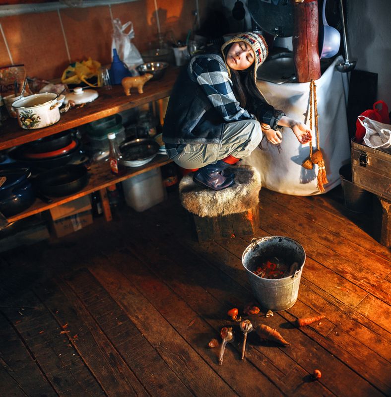 Утро в Петропавловке. Ира готовит суровый завтрак скитальца из гречки и чего-завалялось.photo preview