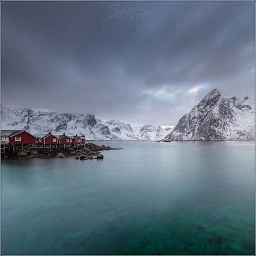 Норвежский пейзаж с кабинами и горой