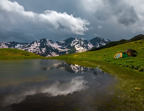 Палатка на берегу горного озера
