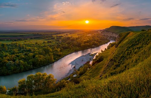 Весенняя река Кубань на закате