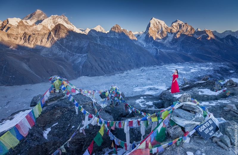 горы, непал, гокио, закат, в красном, фототур, фотопутешествие Lady in redphoto preview