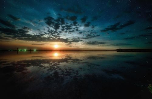 Восход Луны над озером
