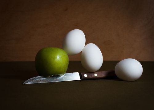 Яйца и яблоко.
