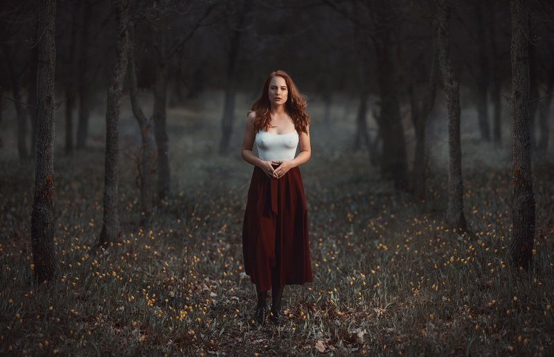холодно, лес, девушка, цветы, весна, туман, деревья, юбка, рыжая Холодно в лесуphoto preview