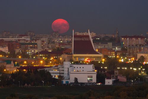 Красная луна над Омском