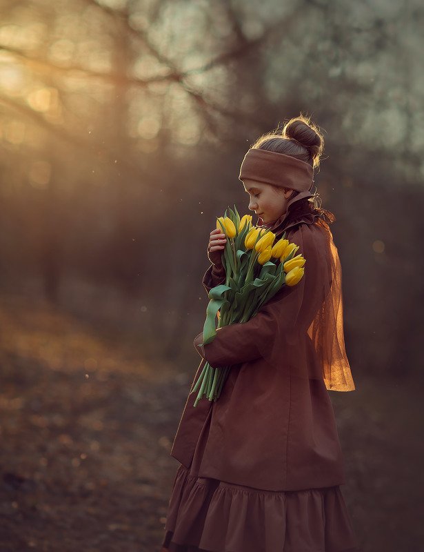 девочка, фотосессия в парке, детский фотограф, свет, солнце, тюльпаны, желтые Тюльпаныphoto preview