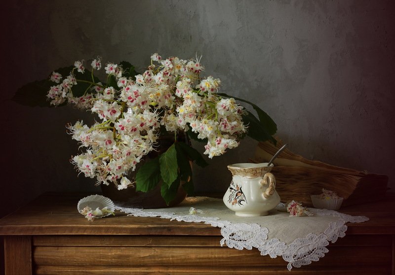 натюрморт, весна, каштан, цветы,книга, чашка с каштаномphoto preview
