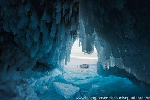 Ледяная пещера на Байкале