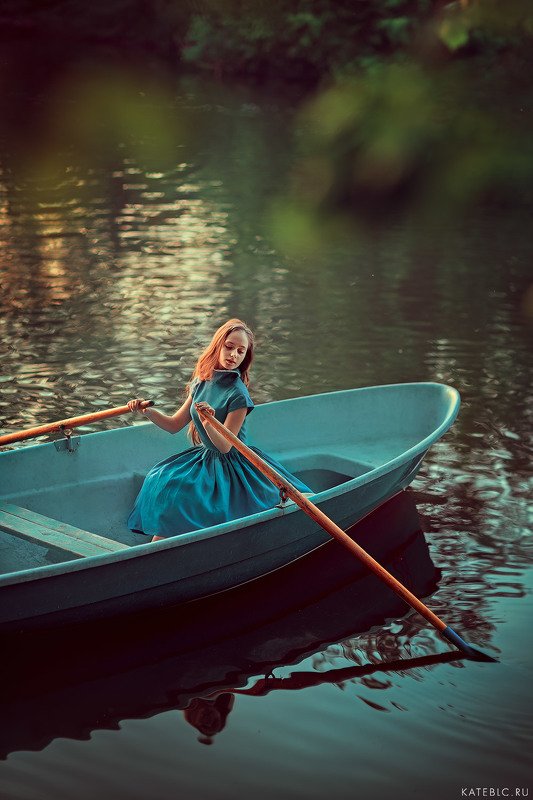вечерняя фотография, фотосессия на природе, девушка, лодка, фотосессия в лодке, вечер, пруд, москва На водеphoto preview